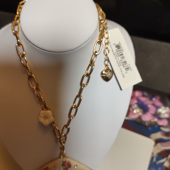 Betsey Johnson Gold Chain Necklace & Large Flowered Rhinestone Shell Pendant - Picture 8 of 8